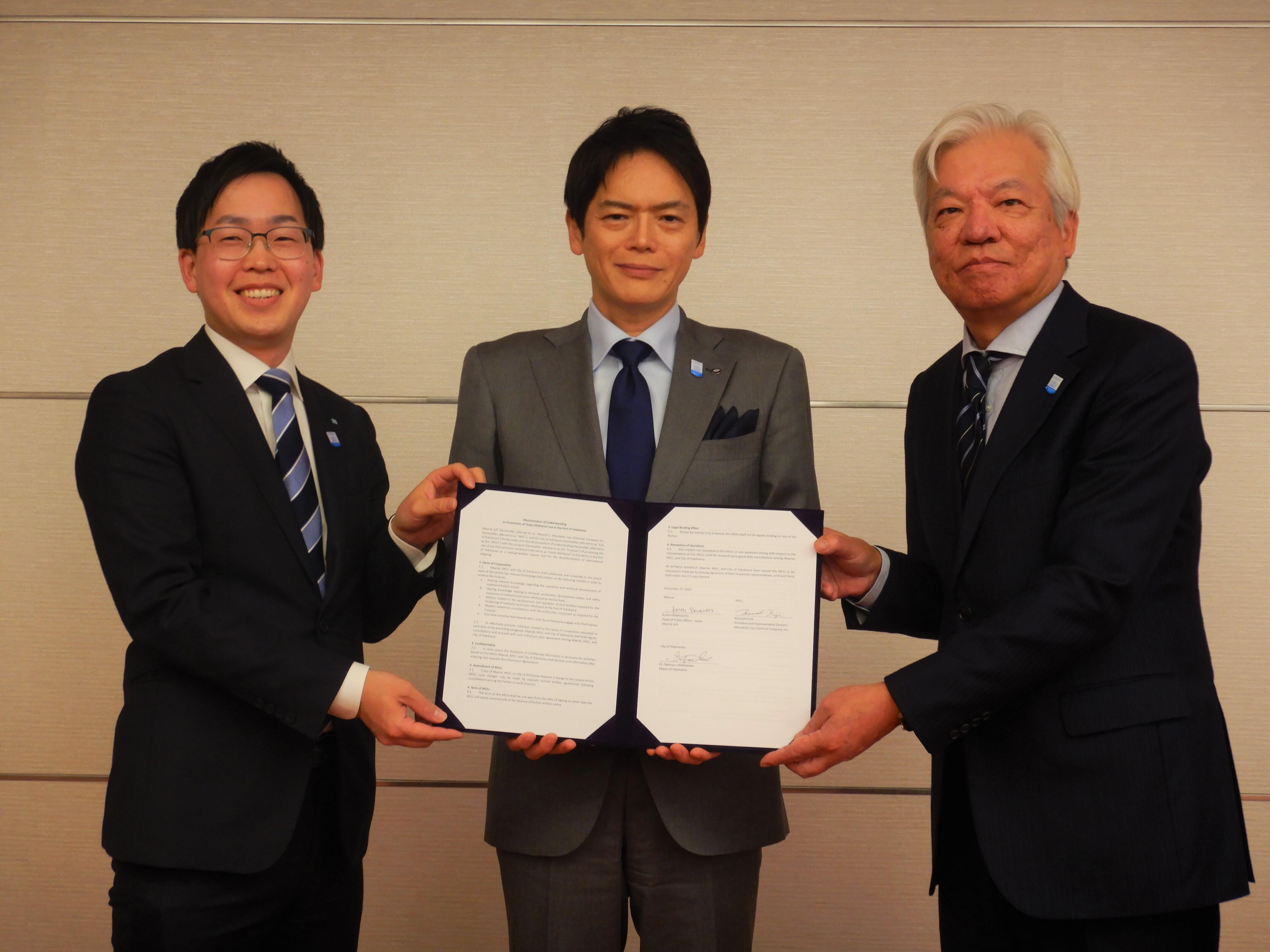 左から山本 マースクAS駐日代表、山中 横浜市長、藤井社長