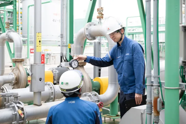 工場設備の点検やデスクワーク、社用車を運転する姿など、社員の一日の仕事風景を切り取った写真