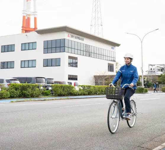 川沿いに大きな白い鳥居が建ち、静かな水面にその姿が映り込んでいる情景