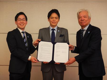Mr. Yamamoto/ Maersk AS (left), Dr. Yamanaka/ Mayor of  Yokohama City, Mr. Fujii/ MGC (right)