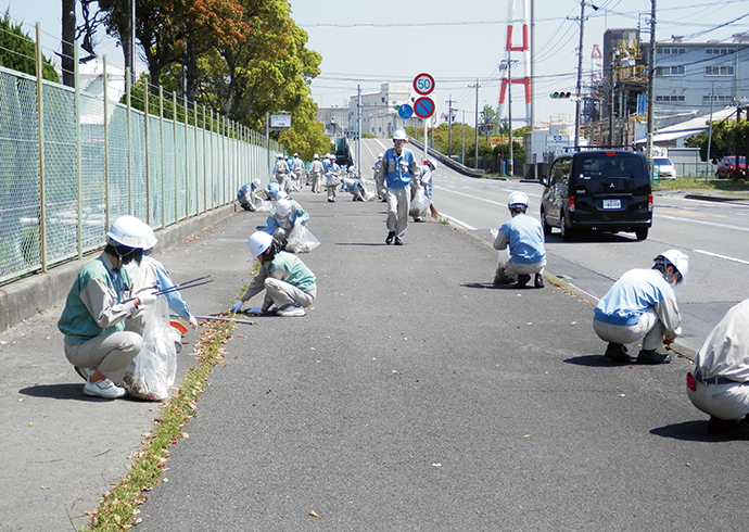 photo: Community cleaning (Yokkaichi Plant)
