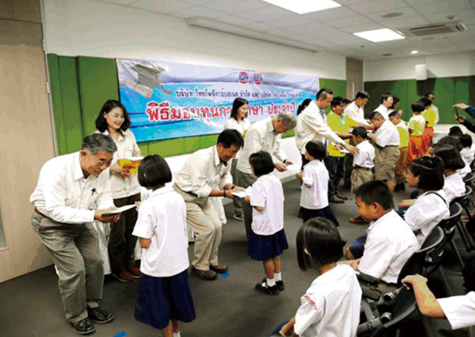 photo: Giving a donation to an elementary school (Thailand)