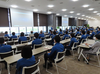 photo: A Safety Lecture by the Laboratory Head (Niigata Research Laboratory)