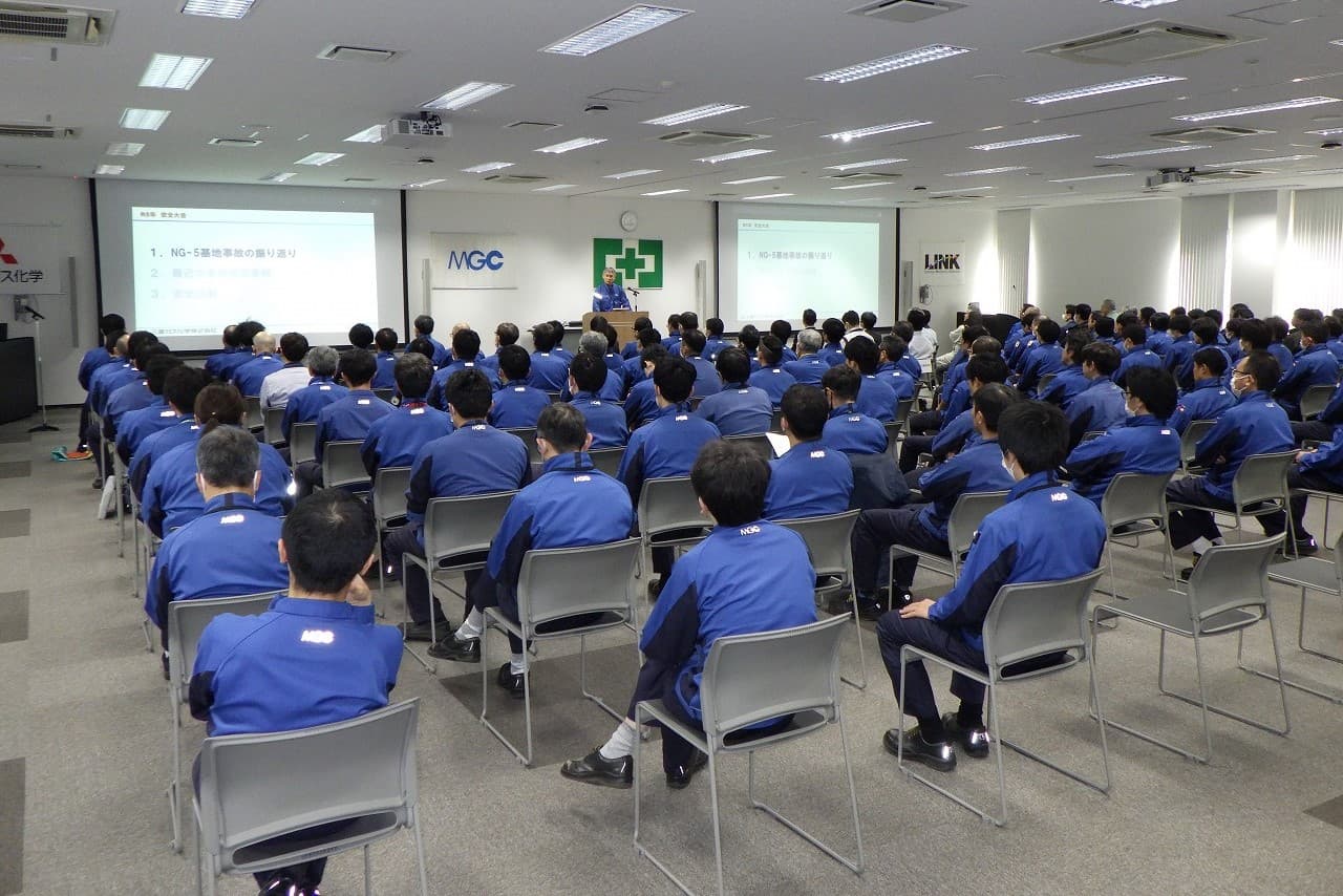 photo: A Safety Lecture by the Laboratory Head (Niigata Research Laboratory)