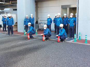 photo: Fire Extinguisher Training (Tokyo Research Laboratory)