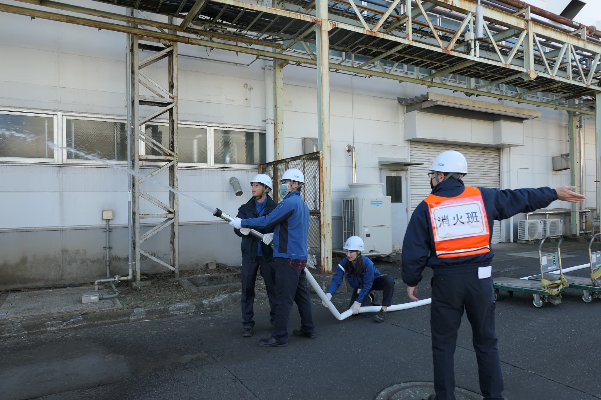 photo: Fire Extinguisher Training (Tokyo Research Laboratory)