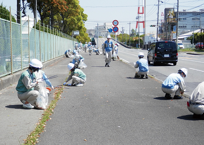 写真：地域清掃（四日市工場）