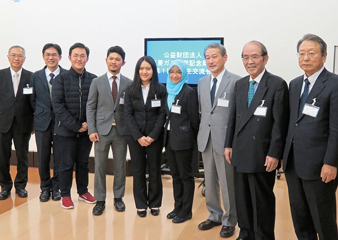 写真:奨学生との交流会での記念撮影